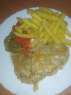 Una foto de Cinta de lomo en escabeche con pimiento asado y papas fritas