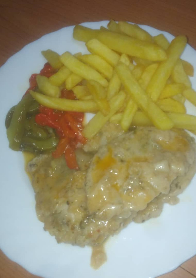 Una foto de Cinta de lomo en escabeche con pimiento asado y papas fritas