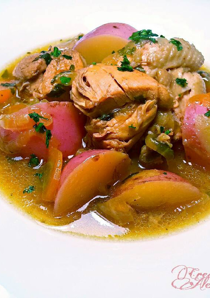 Una foto de Estofado de pollo con patatas rosadas