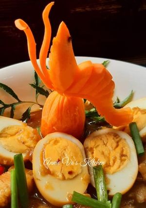 Hình của món Ba rọi heo kho tàu trứng vịt.