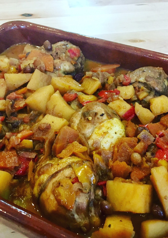Una foto de Muslitos de pollo rustidos con vino dulce y pasas