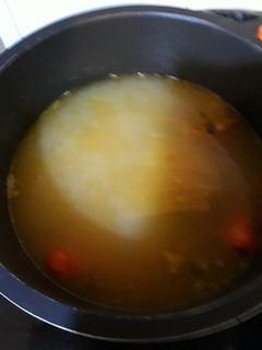Una foto de Caldo de jamón serrano con verduras