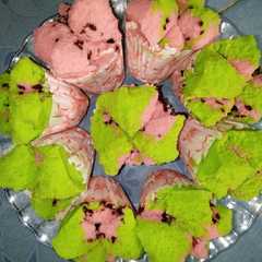 A picture of Bolu Kukus Vanila Green Pink.