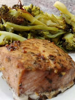 Una foto de Salmón al horno con verduras