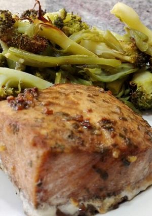 Una foto de Salmón al horno con verduras