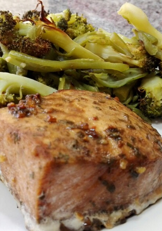 Una foto de Salmón al horno con verduras