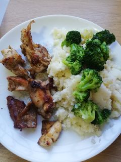 Una foto de Pollo frito con puré de patata y brócoli