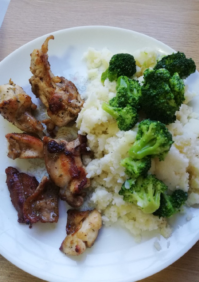 Una foto de Pollo frito con puré de patata y brócoli