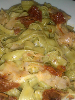 Una foto de Nidos de pasta con tomate seco y pavo