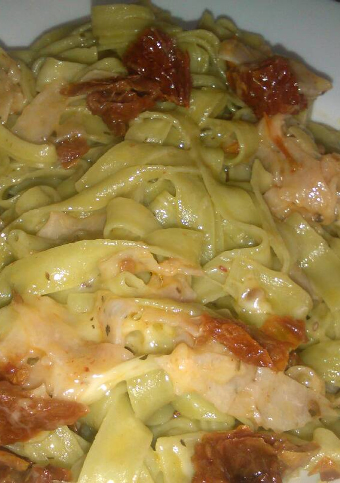 Una foto de Nidos de pasta con tomate seco y pavo