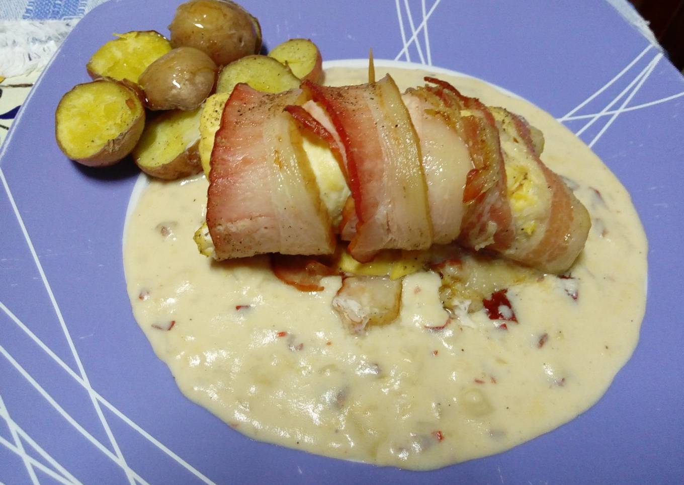 Pechucas de Pollo Rellenas Envueltas en Tocino en Salsa de Chipotle