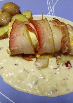 Una foto de Pechucas de Pollo Rellenas Envueltas en Tocino en Salsa de Chipotle