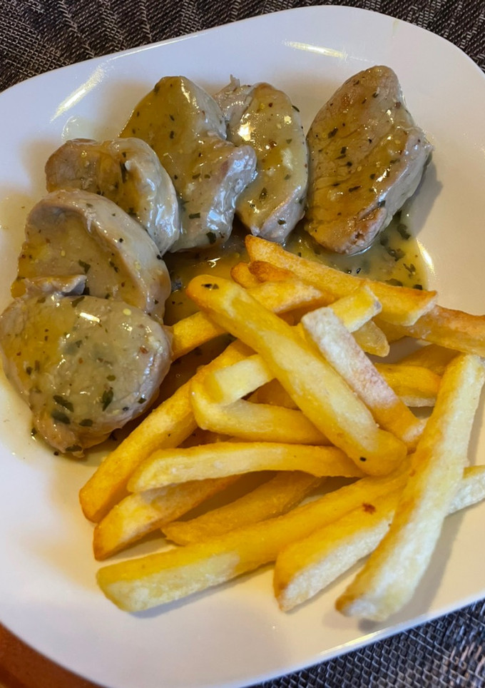 Una foto de Solomillo con salsa de mostaza y miel