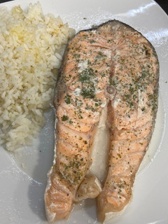 Una foto de Salmón marinado en papillote