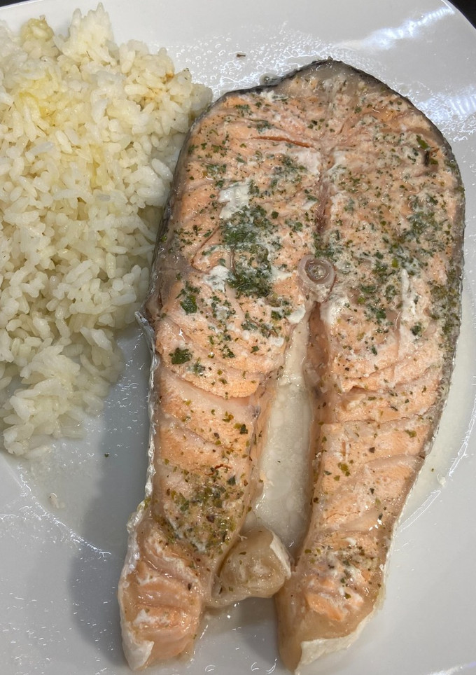 Una foto de Salmón marinado en papillote