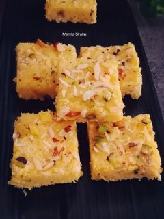 कोकोनट मावा बर्फी (coconut mawa burfi recipe in Hindi) रेसिपी मुख्य फोटो