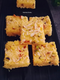 कोकोनट मावा बर्फी (coconut mawa burfi recipe in Hindi) रेसिपी मुख्य फोटो