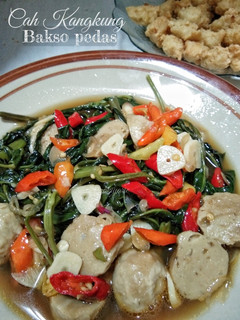 Foto resep Cah Kangkung Bakso Pedaas