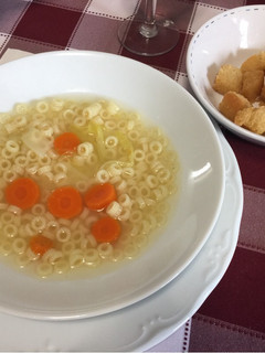 Una foto de Sopa de pasta y verduras con picatostes