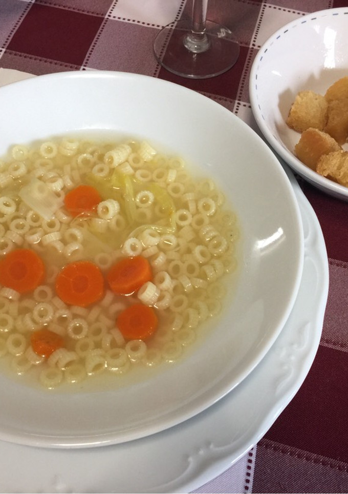 Una foto de Sopa de pasta y verduras con picatostes