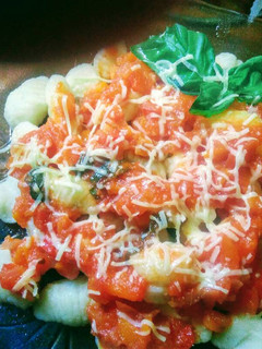 Una foto de Ñoquis de papas con salsa de tomate natural a la albahaca
