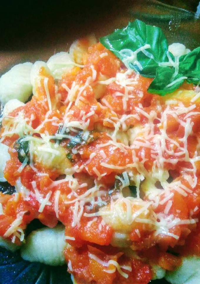 Una foto de Ñoquis de papas con salsa de tomate natural a la albahaca