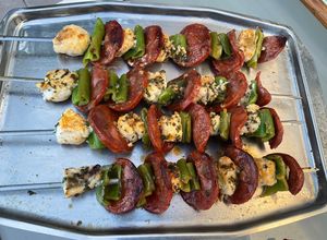 Une photo de Brochettes de lotte au chorizo et poivrons verts