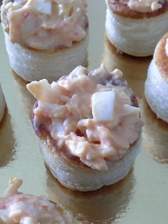 Una foto de Volovanes de surimi y piña