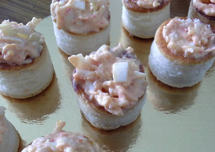 Volovanes de surimi y piña