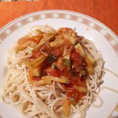 Una foto de Vermicelli al pomodoro y zucchini