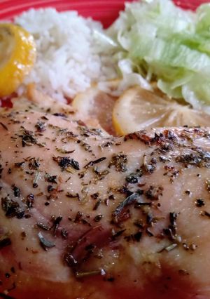 Una foto de Pollo al limón 🍋 con vino blanco al horno