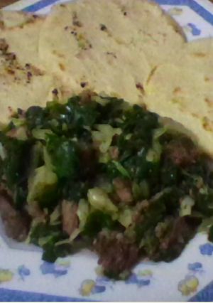 Una foto de Espinacas y col "repollo" en salsa de chimichurri