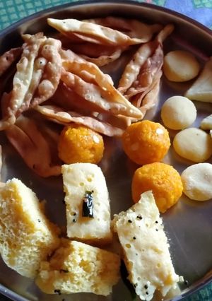 नमक पारे(namk pare recipe in hindi) रेसिपी मुख्य फोटो