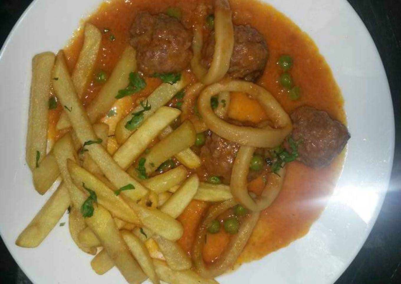 Albóndigas con calamares y patatas fritas