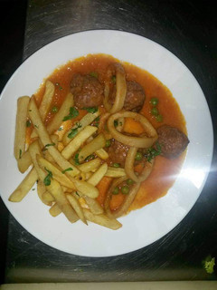 Una foto de Albóndigas con calamares y patatas fritas