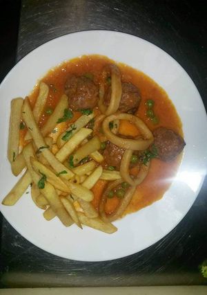 Una foto de Albóndigas con calamares y patatas fritas