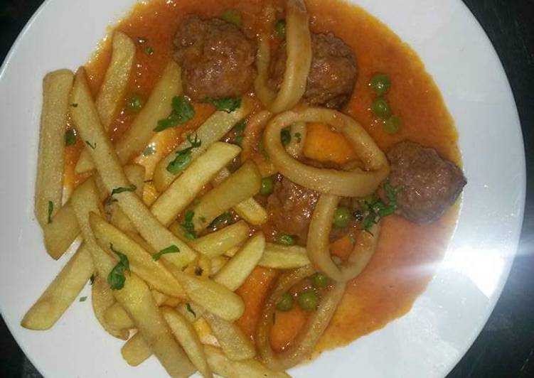 Albóndigas con calamares y patatas fritas