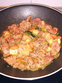 Una foto de Wok de ragut de pavo al ajillo salteado con verduras