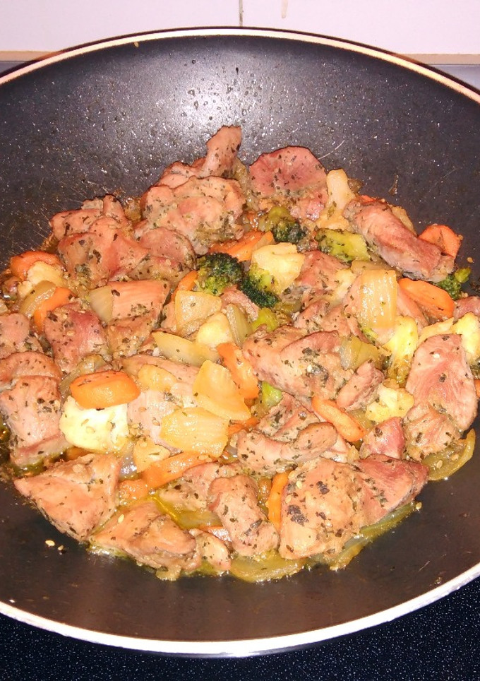 Una foto de Wok de ragut de pavo al ajillo salteado con verduras