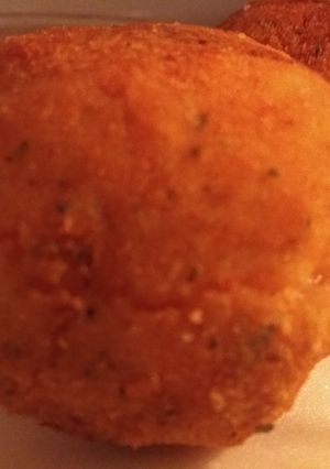 Una foto de Croquetas de arroz jamón y queso