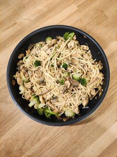 Une photo de Nouilles sautés poulet, champignons et brocolis