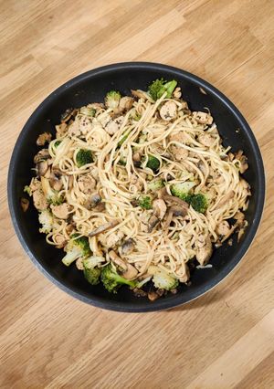 Une photo de Nouilles sautés poulet, champignons et brocolis