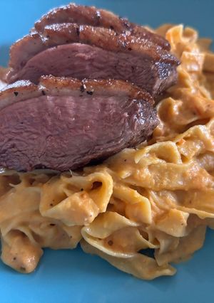 Sült kacsamell sült zöldséges szósszal, házi szélesmetélttel recept fotója