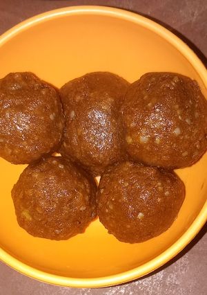 बेसन के लड्डू (Besan ke laddu recipe in hindi) रेसिपी मुख्य फोटो