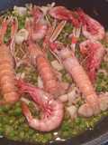 Guisantes con cigalas, gambas y chipirones