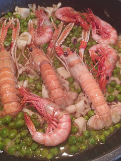 Una foto de Guisantes con cigalas, gambas y chipirones