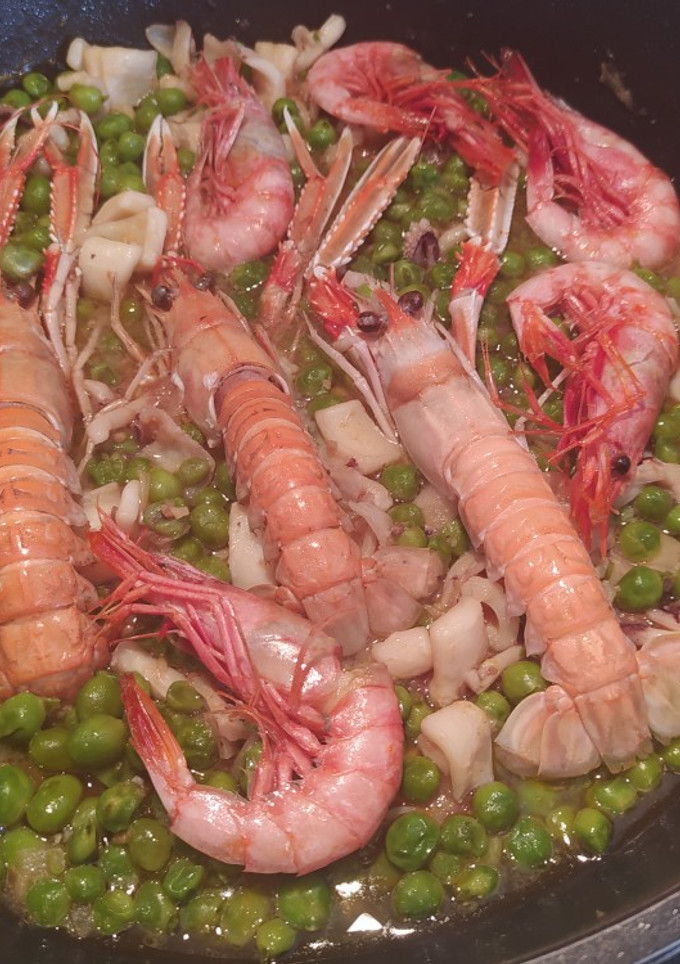 Una foto de Guisantes con cigalas, gambas y chipirones