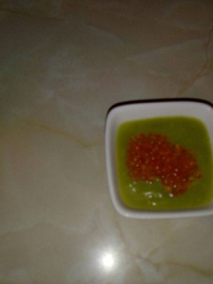 Una foto de Crema de espárragos con huevas de trucha