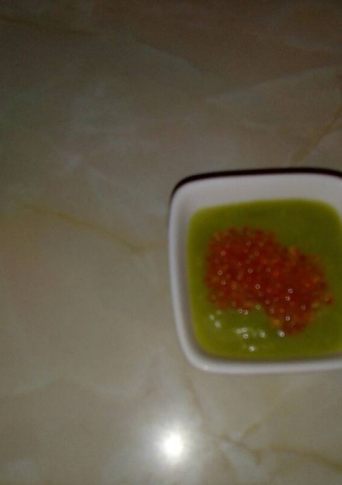 Una foto de Crema de espárragos con huevas de trucha 