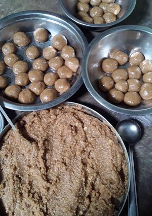सफेद तिल और खोया के लड्डू (safed til aur khoya ke ladoo recipe in Hindi) रेसिपी मुख्य फोटो